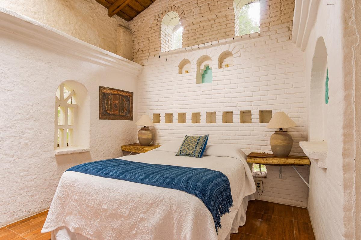 Habitación de muros blancos encalados con bóveda de ladrillo.