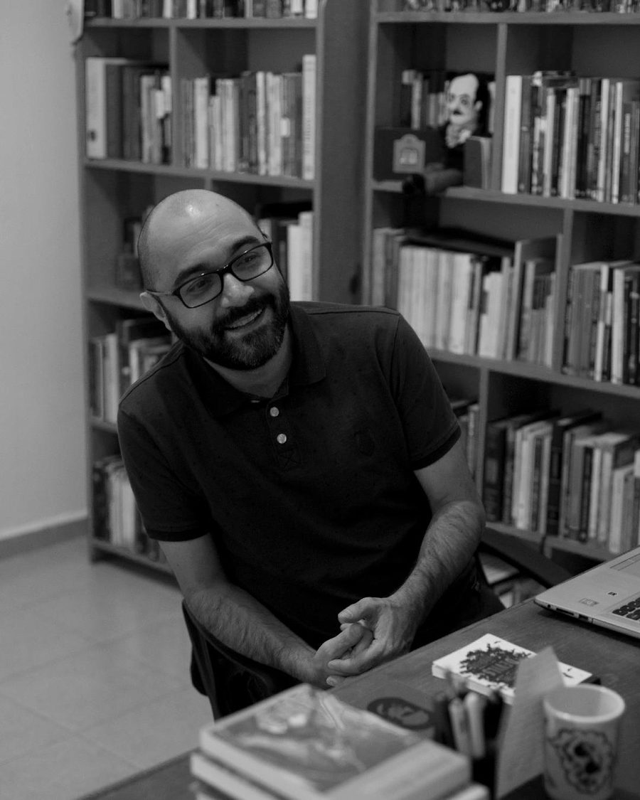 Retrato de Bernardo Esquinca en su estudio, frente a una pared de libreros.